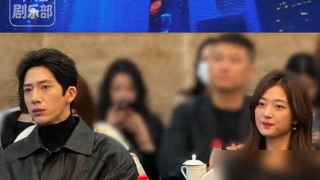 井柏然孙千同框，直接把《早春晴朗》售后拉满了。
俩人全黑造型往那一坐，井柏然戴个细框眼镜，网友说这是“体制内Luke和Flora走进现实”。孙千更绝，手写发言稿，留了句“往后不止早春晴朗，每天都要永远晴朗”。
这剧8月底优酷上线，Netflix同步播，播放量破15亿，曝光近300亿。后来上星江苏