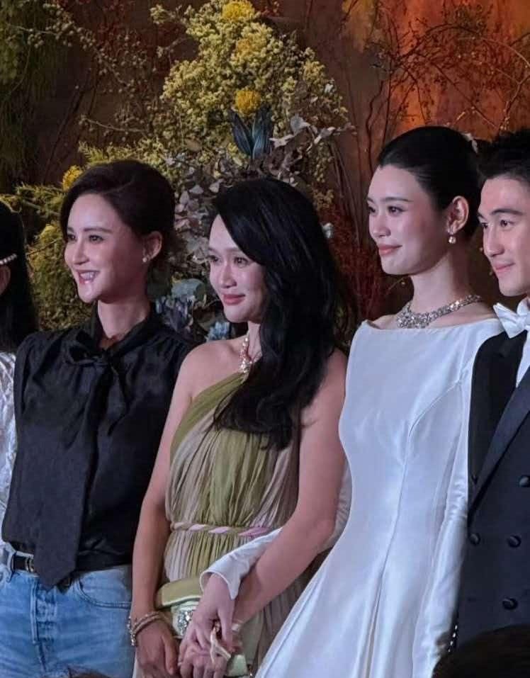 真丝衬衫配牛仔裤去喝喜酒，这操作我是真没看懂！
奚梦瑶何猷君在澳门办答谢宴，半个娱乐圈到场，陈乔恩、金莎穿着裙子，黄晓明古巨基西装笔挺，满场宾客清一色正装出席。张歆艺倒好，上身一件光泽感真丝系带衬衫，质感没得挑，结果下身直接套了条牛仔裤就来了。有人说这是“真朋友不在乎穿什么”，是松弛感。可松弛感跟不