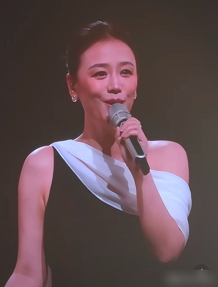 台上她唱歌，眼睛愣是没往台下那一角瞟一下。欧豪坐那儿，全程平静，跟看一普通演出似的。
分手七年，同台不打招呼，不互动。当年那句人生聚散终有时，到今天才算真正演完。马思纯刚承认单身，跟张哲轩那四年也翻篇了。
2018年他俩工作室同时发声明，分手。后来她直播说，分手不可怕，爱自己最重要，别轻易批判谁