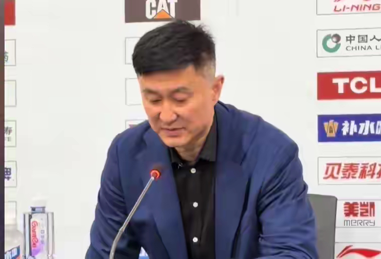 广东内线被一人打穿，杜锋的救兵到香港了！  4月20日，CBA常规赛第...