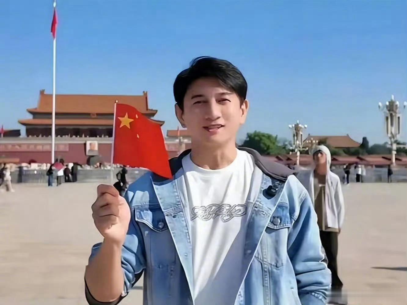 吴奇隆 不赚钱也是这个立场从三十多年前小虎队第一次来大陆赈灾义演，到现在复刻天安门合影，这份家国认同从来不是一时作秀，而是贯穿几十年的明确选择，用一句“不赚钱也是这个立场”把底线亮出来，比任何投机模糊的表态都更坦荡。 ​​​