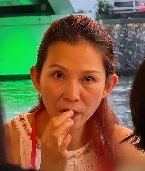 蔡少芬被骂又老又瘦？港圈这股劲太打脸了！
和很多拼医美冻龄、连一根皱纹都要磨掉的女星比，蔡少芬完全不装。被拍到素颜就是满脸纹路，坦然不遮掩，从不硬凹少女感。
同期黎姿、陈慧珊这些港星也一样，要么转做商业，要么回归家庭。接受年龄增长，把日子过舒服，比取悦外人重要多了。
真正的顶级美丽，从来不是冻
