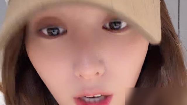 徐艺洋直播里直接甩了句：“就一个孩子，也是我自己生的。”
这话一出来，弹幕直接炸了。之前传她代孕、传二胎的，全被堵了回去。
她也没藏着掖着，说孩子2024年生的，现在两岁多。当时胎位臀位，只能剖。拖了两年才公开，不是拿孩子炒作，是生完那阵子身体和情绪都崩着，扛不住外面那些话。
现在孩子要上学了