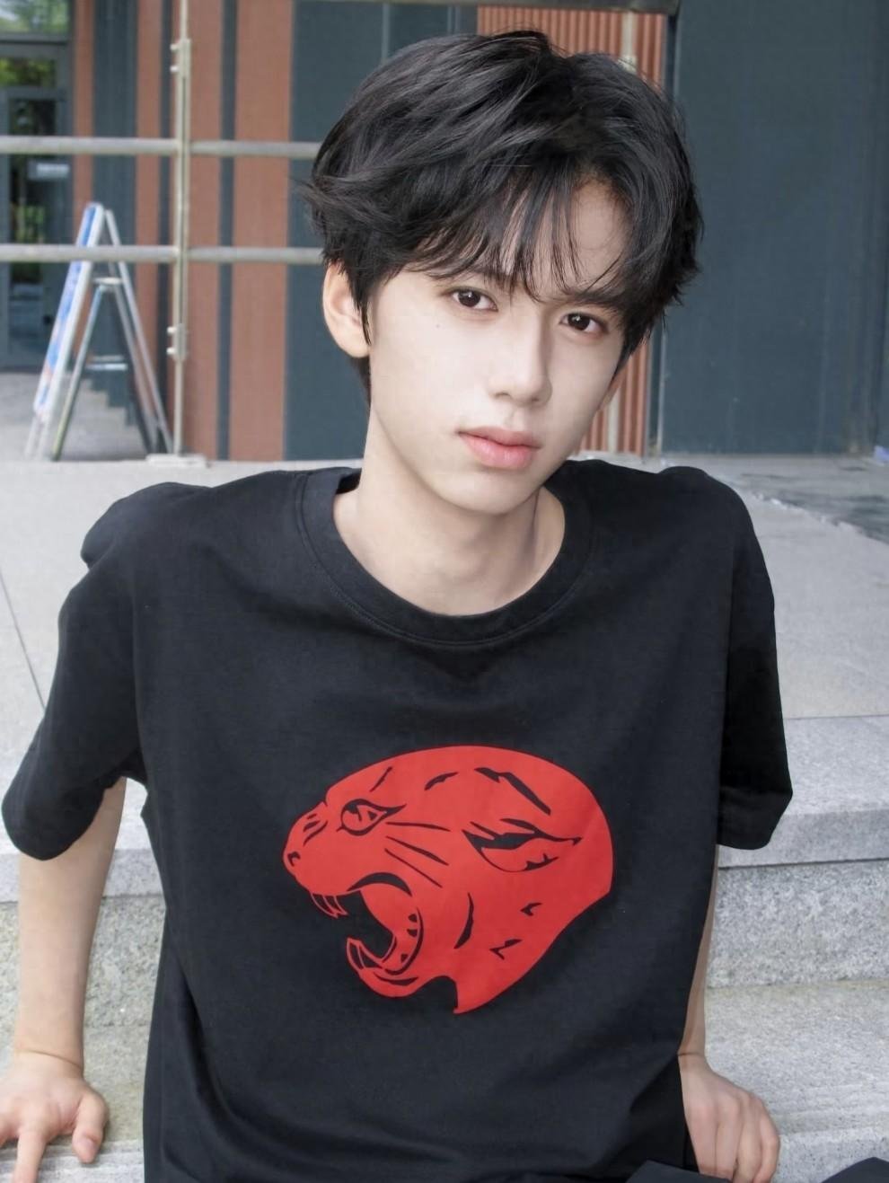 少年锋芒藏不住！年仅 15 岁的林子烨颜值就碾压一众同龄人，长大之后简直不敢想象。 ​