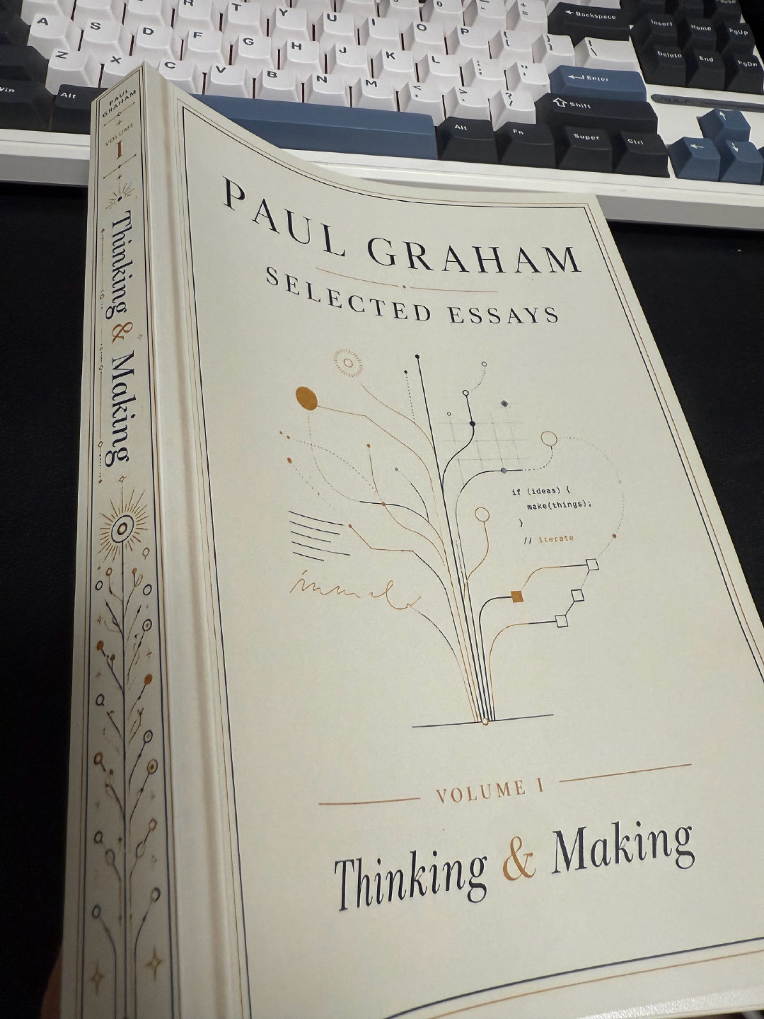 最近特别不想上班，大脑闲下来就找PG的博客文章看。《How to Do Great Work》值得时不时翻出来反复阅读。用ChatGPT做好文字排版和封面设计，按主题分成三卷，然后找网上的打印店做成线装书。才意识到原来自己下意识地更喜欢用AI改造物理世界。 ​