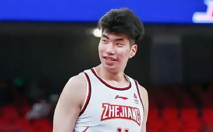 山东男篮客场输给浙江那场球，比分差得让人窝火，外援成色更是被当场扒了个精光。
浙江队那几个外援扎加尔斯、维塔尔、约翰逊，个顶个好使，突得进投得准。反观山东这边的班顿、普卢默和法耶，全场梦游，攻防两端被按在地上摩擦，完全没有打出应有的杀伤力。
外线投射差距就更扎眼了。浙江队三分雨下得欢实，山东队倒