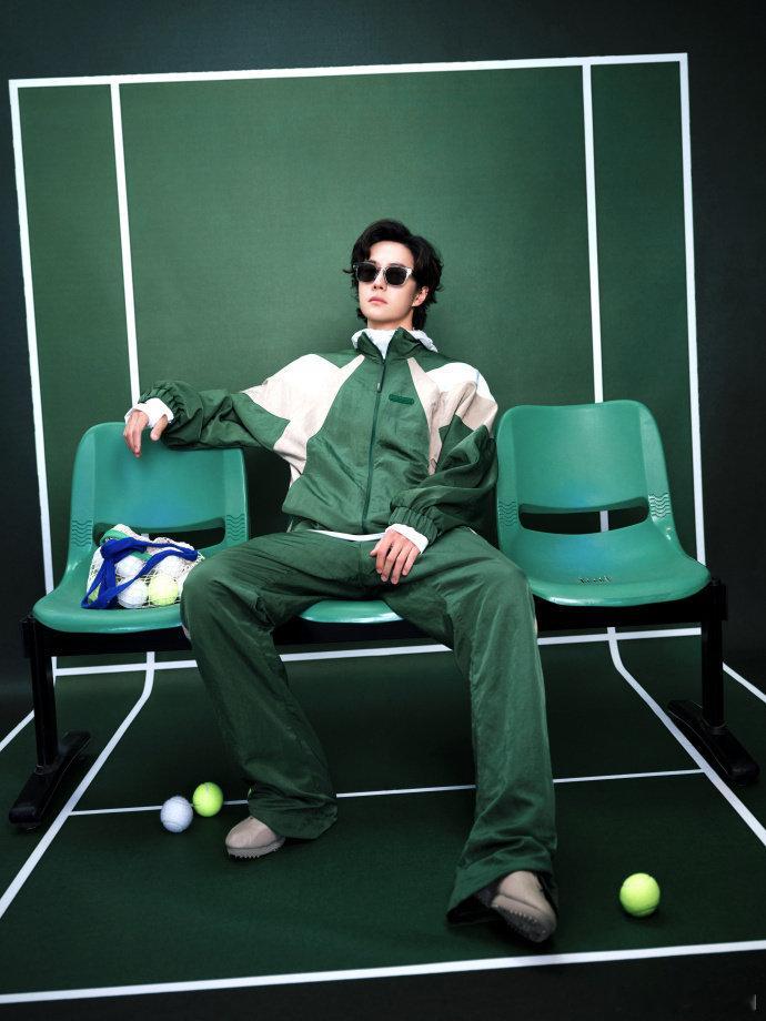 #LACOSTE上海广富林大秀##大秀直击#
王一博作为LACOSTE品牌全球代言人亮相LACOSTE 2026秋冬上海时装秀。本季创意总监Pelagia Kolotouros延续品牌经典运动基因，这套复古拼色运动套装，以松弛阔型呼应网球运动本源，复古绿调与本季设计语言形成巧妙呼应，自在舒展的气质，与LACOSTE一贯优雅活力的品牌内核高度契合。