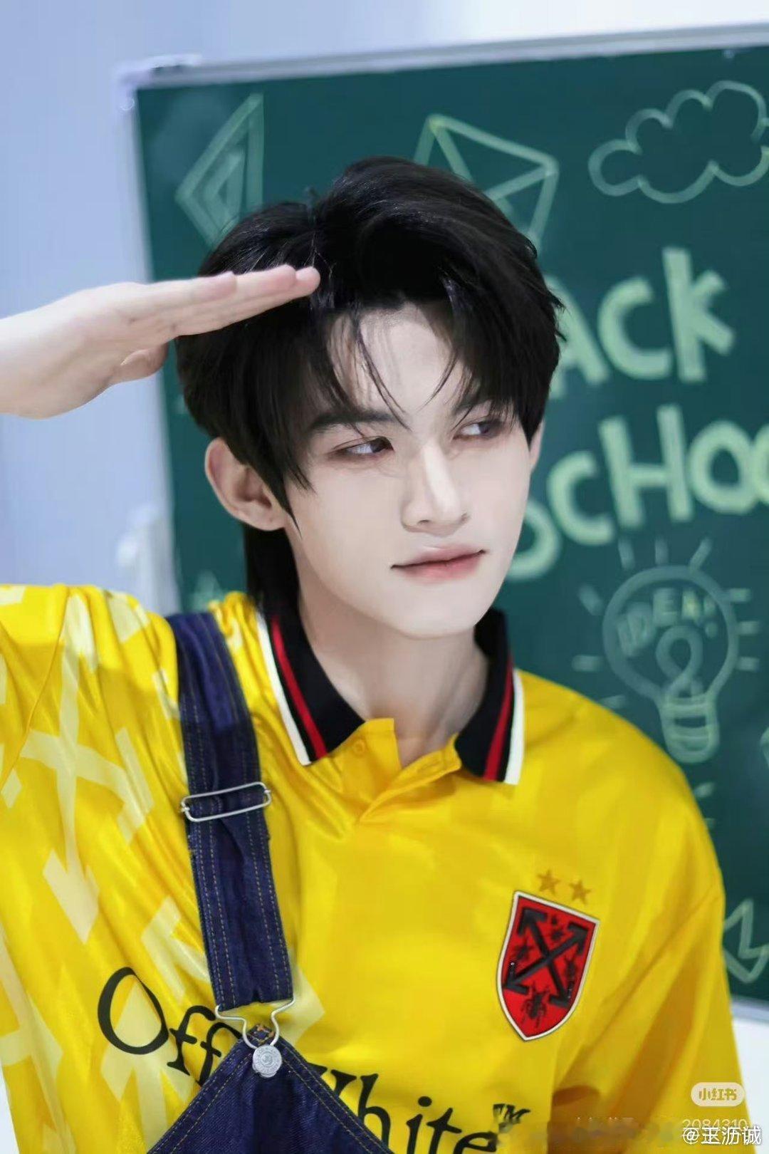 #云旗对粉丝行王子礼##演员云旗[超话]#优秀的云旗，愿你未来可期，星途璀璨 ​