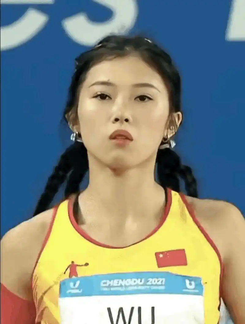 原本以为吴艳妮和林雨薇这对“双保险”已经够让人放心了，没想到亚运会还没开跑，日本31岁老将中岛瞳先给了咱们一个下马威。一周两次跑出12秒62、12秒60，这成绩一出来，说实话，心里多少还是咯噔一下。
尤其是12秒60，真挺让人意外。31岁了，还能一次次把成绩往前顶，而且不是昙花一现，这份坚持和状态确