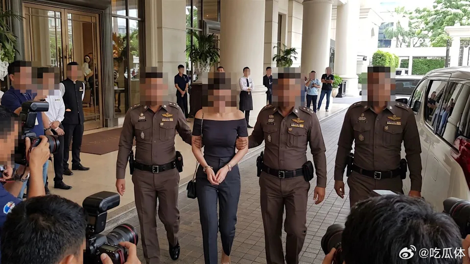 泰国抓捕34岁中国前空姐，竟是人蛇集团中介

泰国警方近日破获跨国人蛇偷渡案，抓捕34岁中国某航空前潘姓空姐，她离职后赴泰留学期间，涉嫌加入人蛇集团中介，包办中国籍合法或非法出入境。前后共逮5名嫌犯，详细案情仍待查清。

据报道，泰国警方获报，有中国籍非法移民从马来西亚偷渡进入泰国宋卡府 ​
