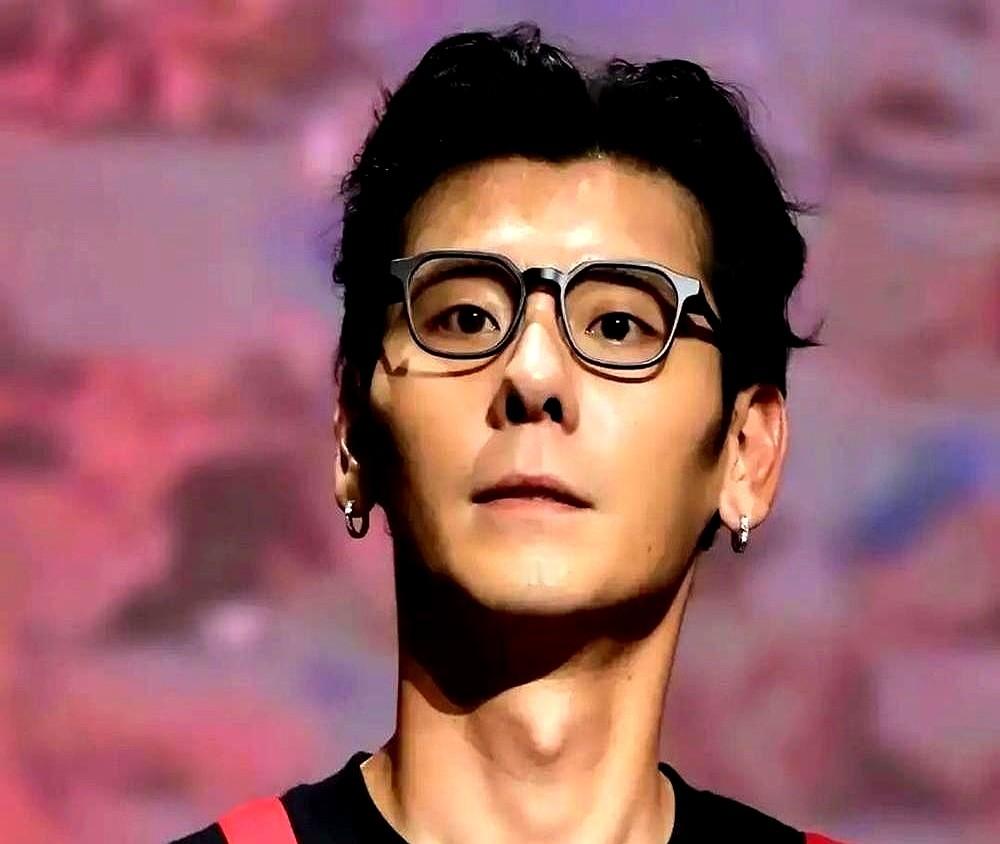 一场中英阿三语无缝切换的长镜头，容错率是零。

这是电影《欢迎来龙餐馆》的片场。满场穿梭，还要配合魔术表演。沈腾和全组人都捏着一把汗。

摄影机开机。蒋奇明张口，流利的阿拉伯语倾泻而出，一条直接过。

为了这场戏，他闭关了四个月。别的演员嫌难，想靠后期配音，他偏要一个字一个字去抠发音。

这事放在他
