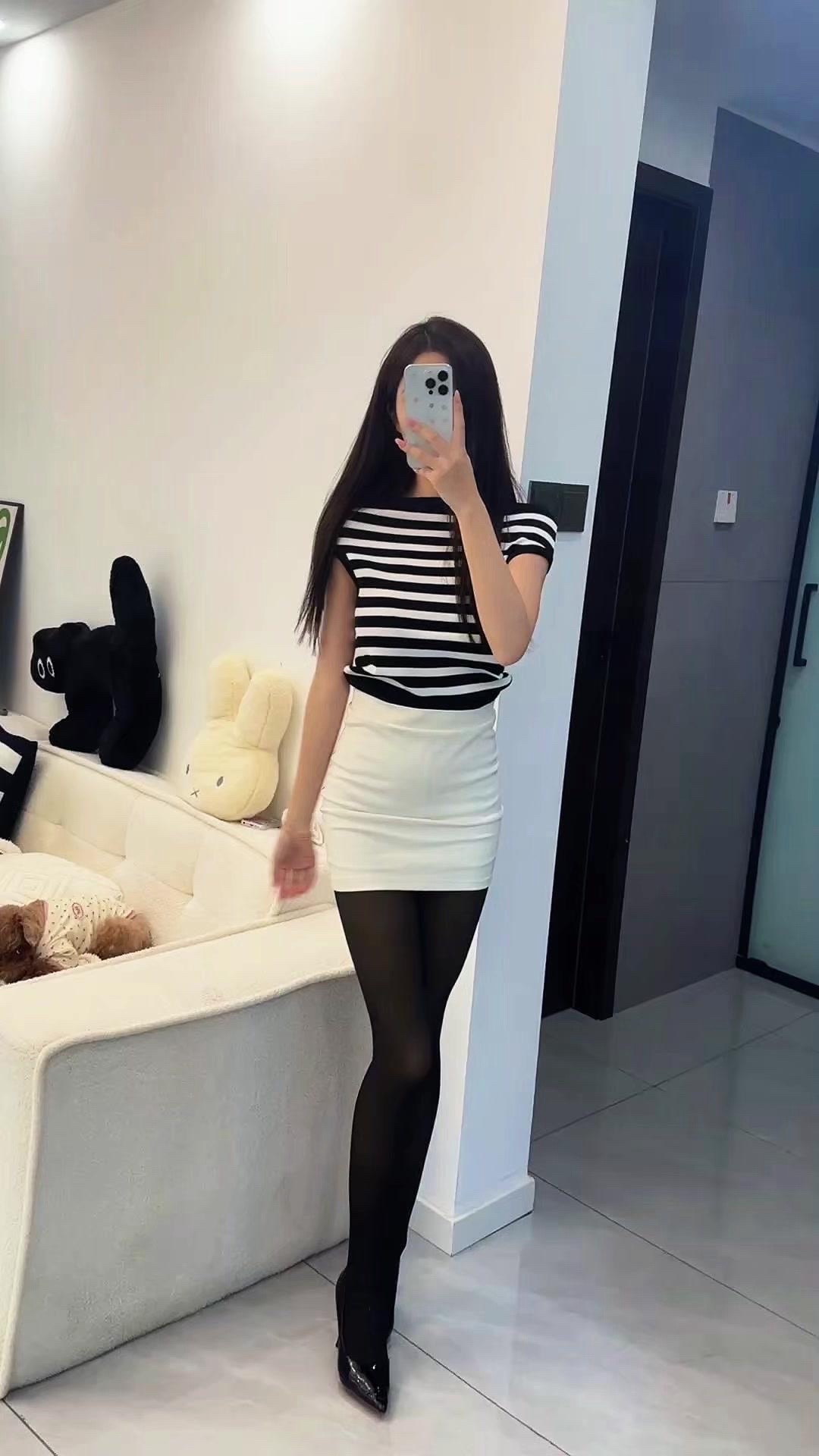 御姐风黑丝对镜拍，美到窒息！👠御姐风穿搭真的太绝了！黑色丝绒吊带裙...