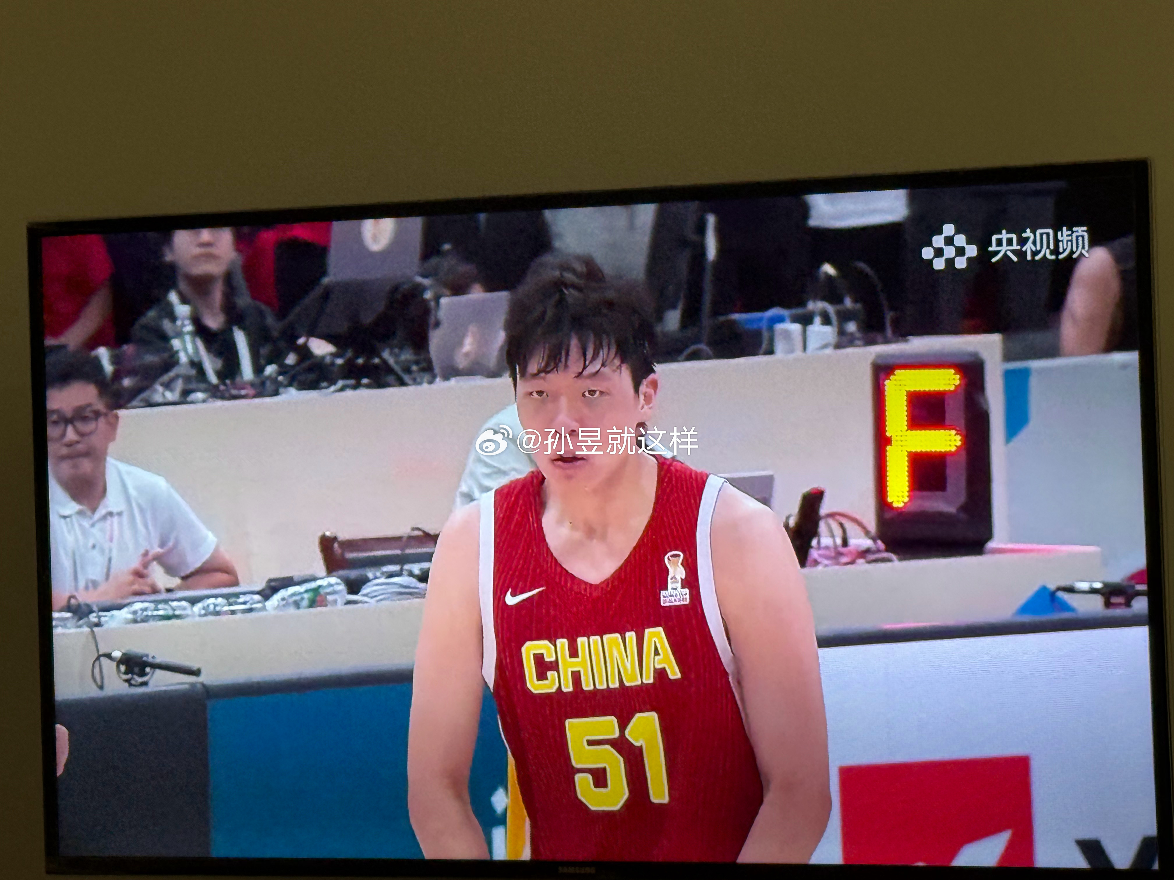 中国男篮vs黎巴嫩男篮男篮世预赛不得8月31日，真的是中国男篮的幸运日。2019年的今天，世界杯小组赛首战胜科特迪瓦；2023年的今天，世界杯排位赛赢安哥拉；今天，中国男篮有惊无险，太考验心脏了，战胜了同组劲敌黎巴嫩。尽管8月的热身赛表现不尽如人意，但是中国男篮能够在短期内迅速调整过来，加快了攻受转换的节奏，精气神儿回来了，顶着巨大压力战胜两支西亚的球队，重新拿到了晋级世界杯正赛的主动权，这是我们想要看到的中国男篮。两战世预赛，让杨瀚森成为了如今中国男篮当之无愧的核心，完成终场前准绝杀帮助球队拿下本届世预赛第一个主场，未来的中国男篮，就要靠他来继续扛旗往前走了。杨瀚森国家队代表作