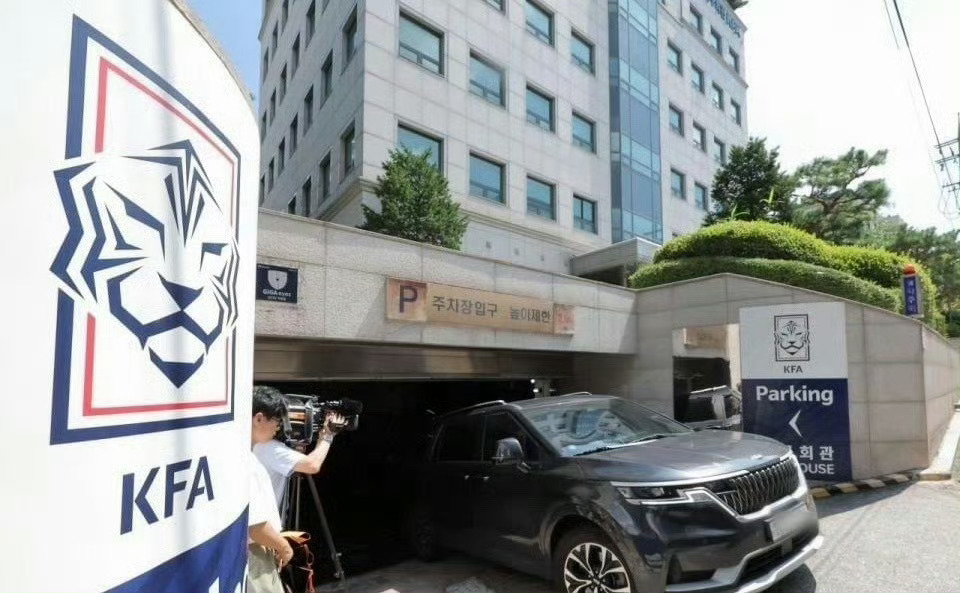 据韩媒《韩民族21》报道，韩国足协除了性贿赂多名裁判外，还曾性招待3名...