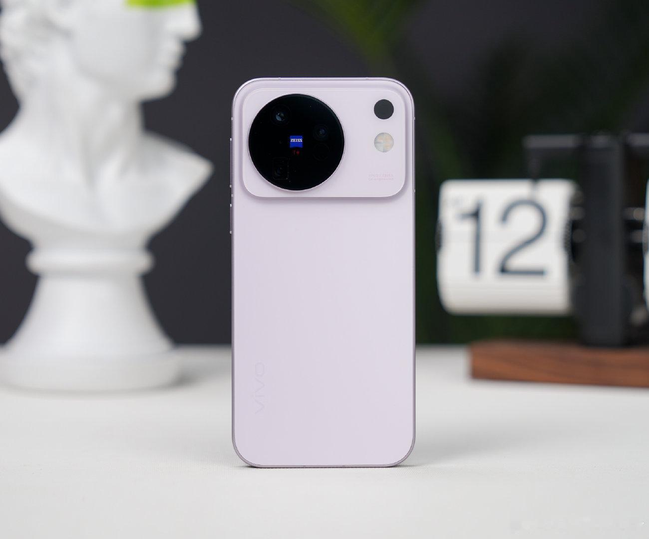 #恭喜进入手机万元工资三千时代# 也不是非要买上万的iPhone，虽说手机是涨价不少，但1W有1W的花法，3000也能买到不错的机型

这俩月新机多，不着急就多等等，这个月的国产旗舰，还有下月的子品牌，说不定价格会有惊喜。 ​