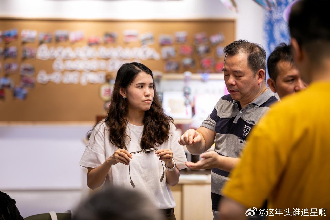 国际聋人节的关注，可以落在下一次面对面的交谈里。AI眼镜体验活动尝试用字幕帮助听障朋友获取话语信息，我们也能从日常小事做起：不催促，不随意代答，重要的意思多确认一次。让一个人能够安心提问、充分表达，比口头上说理解更具体。工具之外，我们也能为更顺畅的沟通做出一点改变。 ​