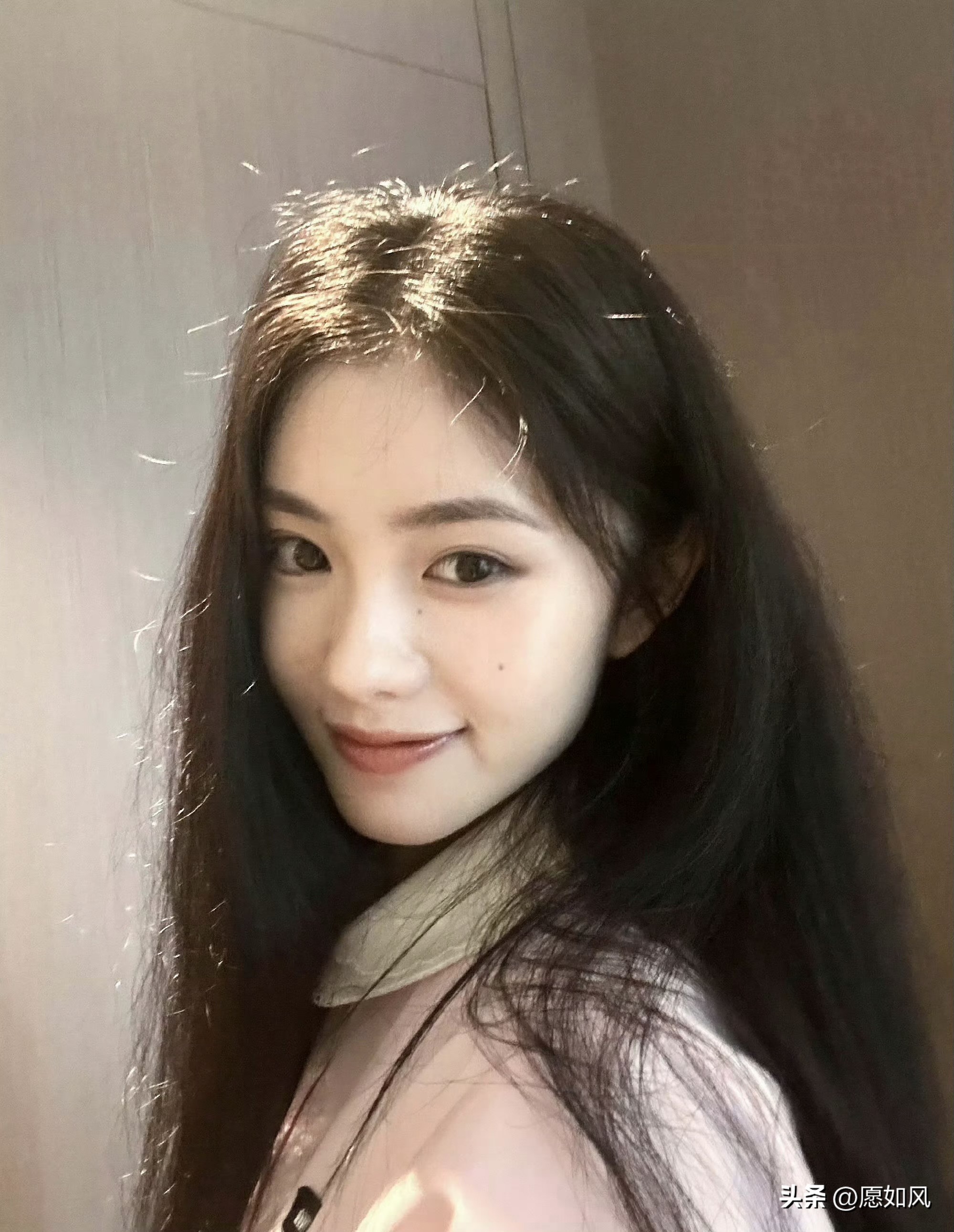 赖伟明21年就给刘浩存留 言
少男的心思啊
刘浩存这样美得清纯，确实
让人喜欢

刘浩存资源确实好，相对应的她的演技可以，长得也美，没有辜负她的好 资源。

赖伟明素人时期的留 言，出圈之后都是历史，经得起评判。
也不知赖伟明有没有机会和他的女神刘浩存合作呢？

图源网络，侵删