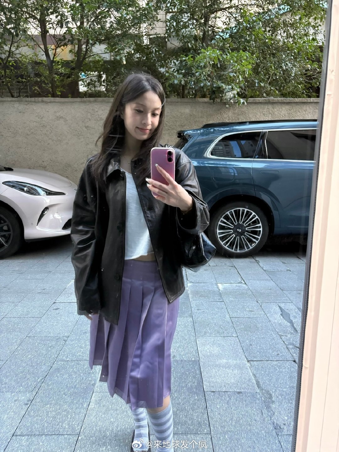 苹果手机已经出到iPhone 18 Pro了，发现最近很多好看的小姐姐反手就下单了个iPhone 16，我觉得挺好的，手机够用就好，做人没有必要太攀比！ ​