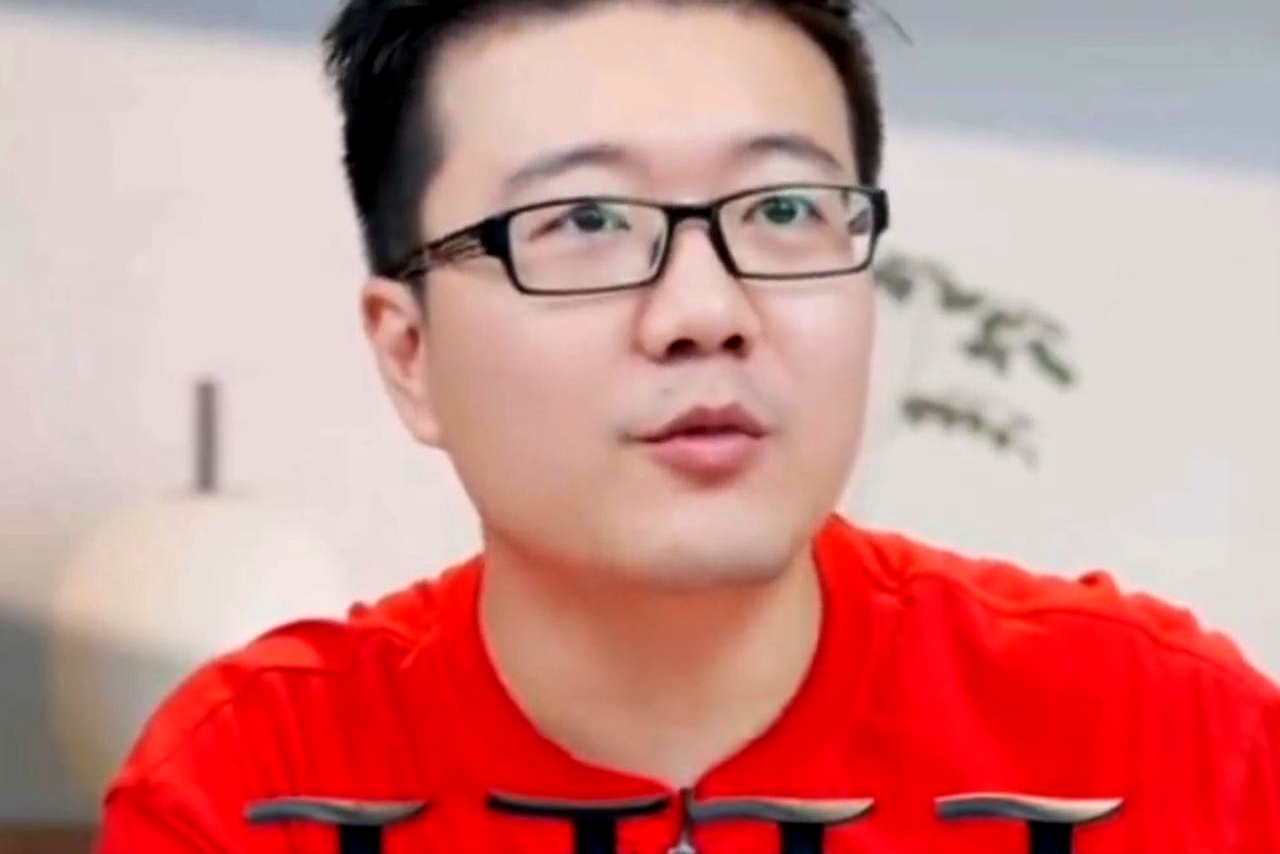 乒乓球淘汰赛签位出来了！国乒抽到下下签？莱维分析得确实有点道理！
 

大家都在盯着日本队是不是暗自松了口气，觉得把最难啃的硬茬推给了咱们。
 

可真要是常年看球的都清楚，这根本不是签位好坏的问题，而是碰上了一群纯粹的“台球刺客”。
 

朝鲜这批队员最让人头疼的，从来不是技术比咱们领先多少，而是