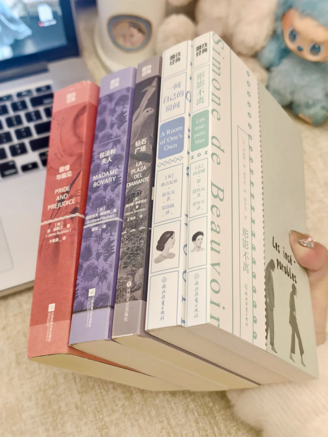 “她没在等骑士，她在寻一把利剑。”pdd