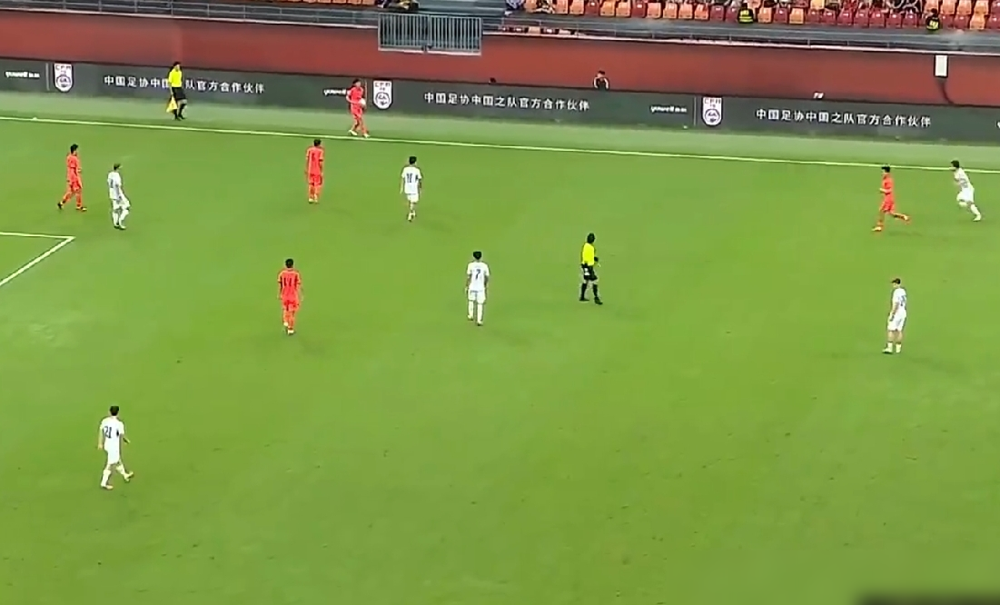 U23国足亚运四强，到底是一流还是二流？看一个数就懂了：韩国队首发总身价，顶我们全队三倍。
半决赛1-2输韩国，王钰栋那个单刀，是40年来亚运对韩第一球，前面6场全败，合计进3个丢14个。年初亚洲杯决赛，又让日本干了0-4。能闯进四强，靠的是安东尼奥那套不要命的防守反击，再塞进朱辰杰、张玉宁、吴曦