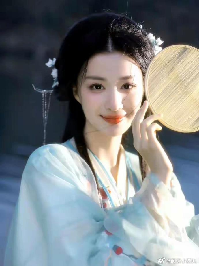 1. 刘浩存之前主演的电影票房表现不算突出，网传她这几年会把更多精力放在电视剧上，先积累作品和观众缘。这条发展路线据说也有emo参与规划，部分资源可能与对方的人脉有关。 
2. 网传有夫妻综艺邀请过许嵩和冯禧，但两人暂时没有接受。有人猜测是考虑到女方目前的身体状况，想先减少工作安排，具体原 ​