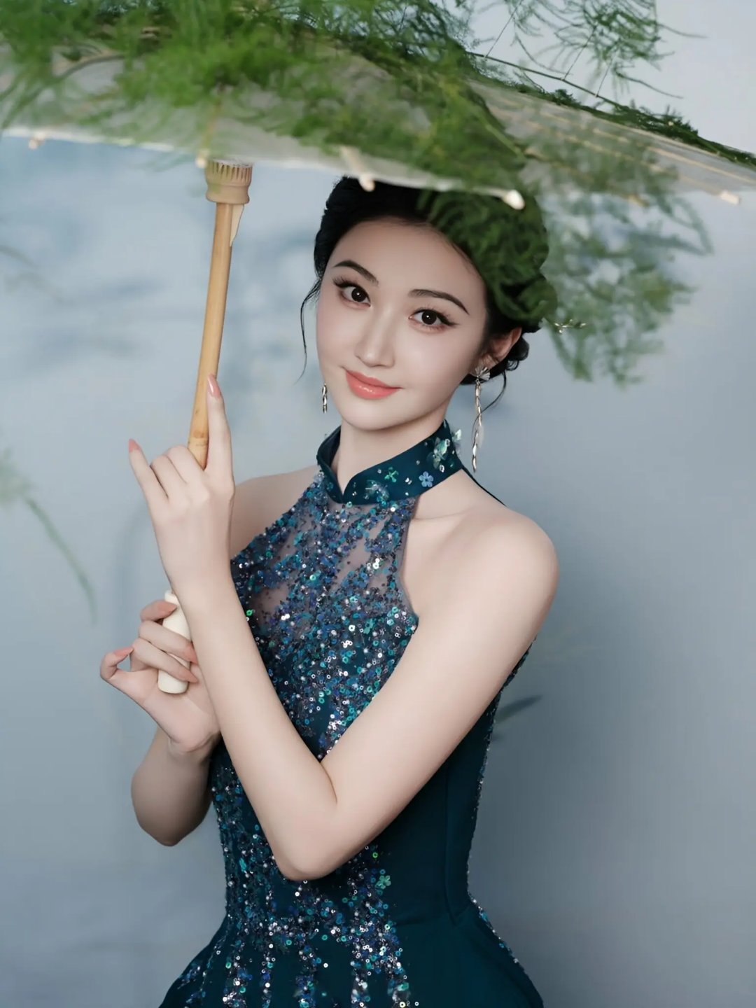 风波后首露面！景甜杭州线下活动惊艳全场，墨绿色旗袍气质拉满 ​