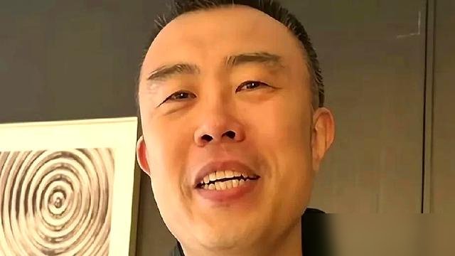 韩德君进管理层第一件事，给赵继伟留了句话：你是咱这代为数不多留存下来的。这话听着像夸人，其实是托孤。
当年辽宁那批人，郭艾伦走了，刘志轩退了，李晓旭也退了，就剩赵继伟还穿着那身绿。韩德君自己呢？2026年7月卸了球衣，转头当了副总经理兼领队，管竞赛管训练。8月有人喊“保八争四”，他直接泼冷水：争八