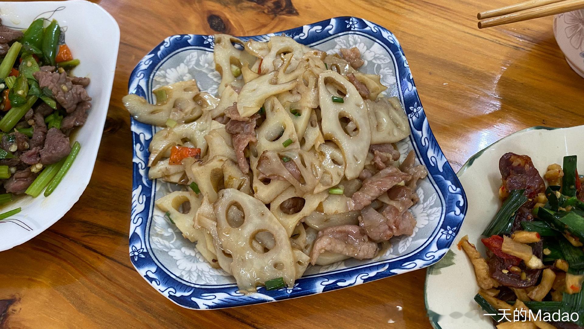 三伏打卡
姜枣茶+红茶+丝瓜汤+炒丝瓜+淮山红枣鸡汤+梳头+晒背+十字拍八虚+敲胆经+金七

运动打卡
欧阳春晓 - 拯救扁平足，强化足背屈（100%）
小鱼舒舒 - 4min弹力带跟练（100%）中途休息1次
海洋饼干- 8min敲带脉跟练（100%）
欧阳秋月- 4min肩颈极致舒缓（100%）
欧阳秋月- 6min改善圆肩驼背（100%） ​