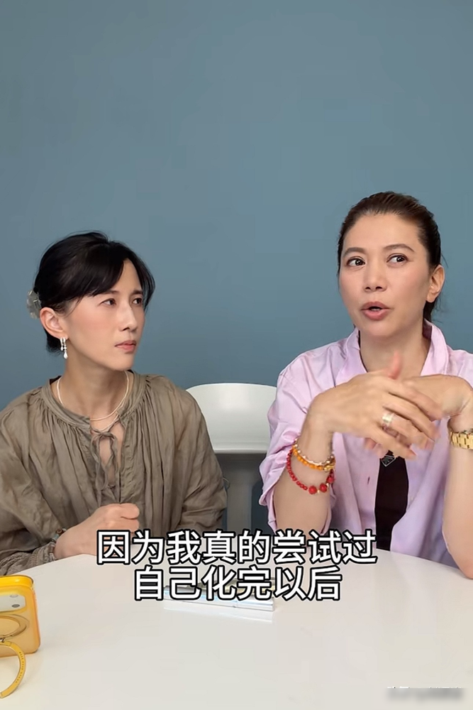 张智霖直接跟袁咏仪说：你不要化妆了。
袁咏仪在《热烈欢迎》里自曝，她画眉毛永远一个粗一个细，一个长一个短，怎么都对不齐。腮红下手更狠，涂完红得像猴屁股。
张智霖看完，直接判了死刑。
袁咏仪不服，反问：我是香港小姐你知道吗？结果张智霖只回了一句，素颜跟有妆中间最好看。
她倒想得开，从此彻底素颜