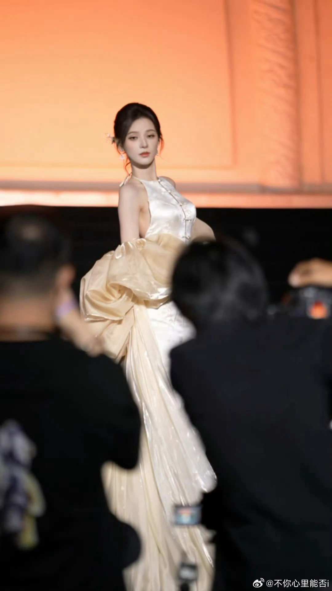 #张予曦新中式露背裙#
张予曦这套新中式露背裙直接美出圈！复古盘扣搭配精致暗纹提花，恰到好处的露背设计，搭配灵动的香槟色蝴蝶结，不刻意张扬，却把东方女子的温婉妩媚展现得淋漓尽致，仙气与贵气并存。 ​