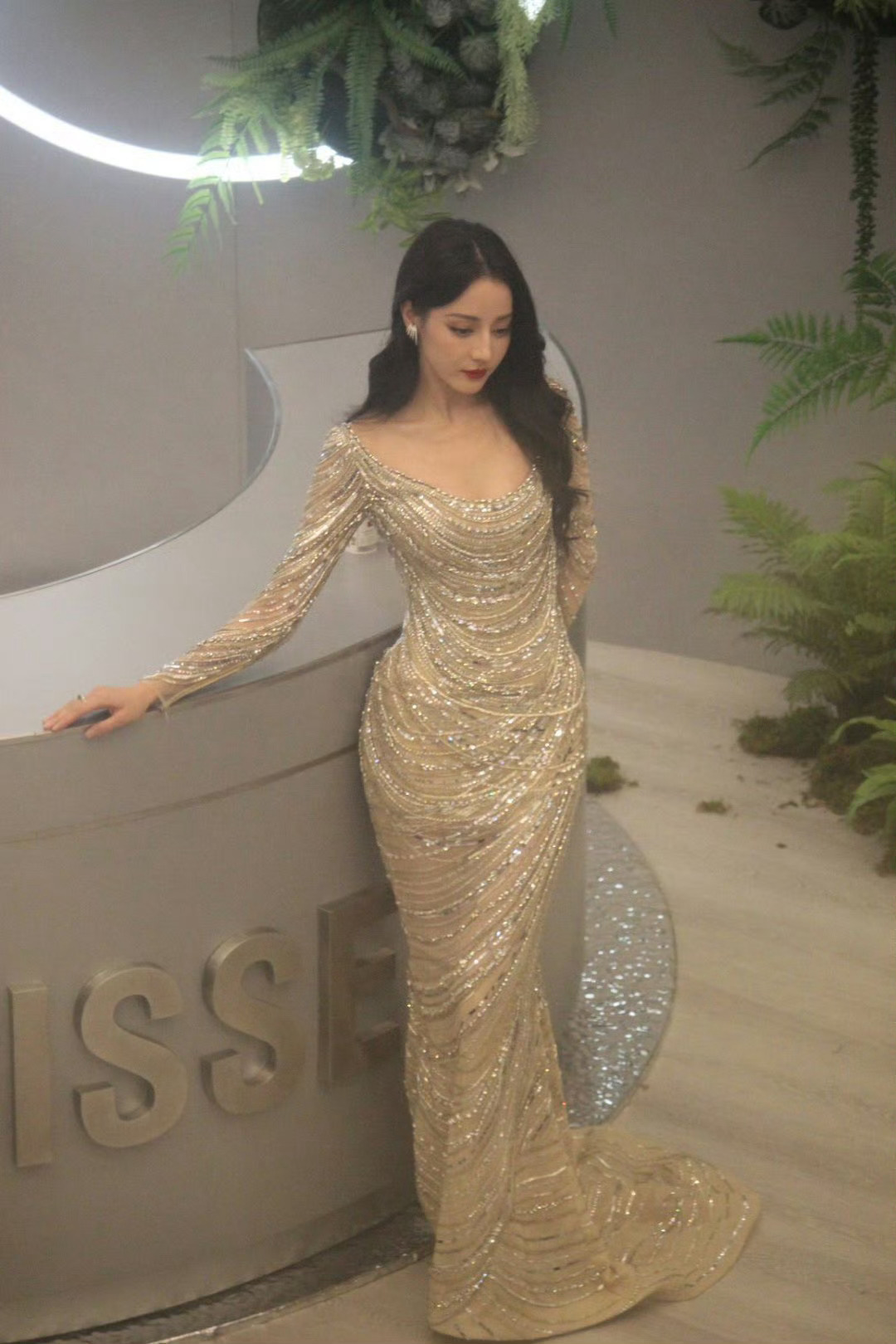 感受一下迪丽热巴这极致的腰臀比🌶️ ​ ​​​