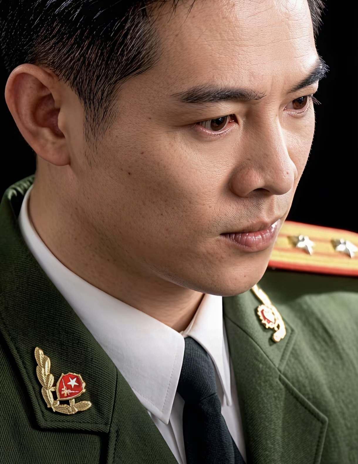 终于懂了！吴京甄子丹够硬汉，却永远演不出李连杰的贵气正气
 
纵观整个华语武打影坛，能同时兼具颜值、正气与儒雅气质的男演员，至今只有一个李连杰。看完《中南海保镖》才彻底明白，吴京和甄子丹硬汉感拉满，却始终差了一份顶级荧幕风骨。
 
甄子丹打斗凌厉霸道、气场凶狠，主打近身硬核实战感，冲击力极强。吴京自