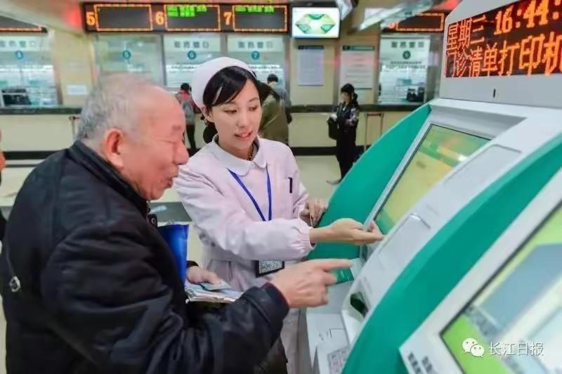 多个部门联合下发通知，要进一步扩大灵活就业人员等群体的基本医保参保规模，给很多打工人带来实实在在的利好。
 
现在社会上，从事外卖，网约车这类工作的人数量越来越多。不少人没有固定单位，社保医保的参保问题，一直是大家心头的一件大事。这份通知给出不少调整，重点就是打破以往的一些参保壁垒。
 
通知明确提