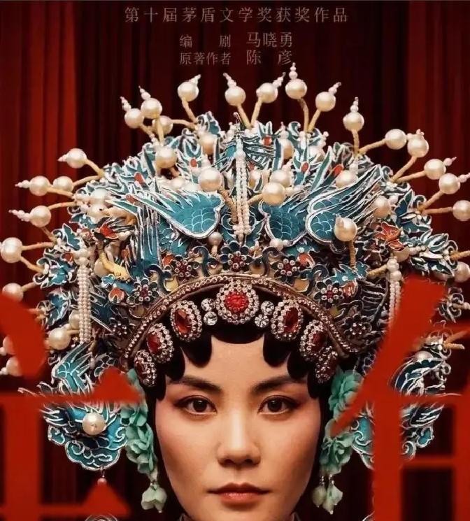 张嘉益跟张艺谋提，说《主角》的主题曲想找王菲来唱。张艺谋摆手，王菲我可请不动。张嘉益也摇头，我也请不动。旁边孙浩接了话，王菲我能请得动。
这事看着像酒桌上的吹牛，但孙浩真办成了。更有意思的是后面那一串连锁反应：歌上线，乐评人丁太升开炮，说王菲嗓音完全失控，秦腔那段难听。网上跟着起哄，说她不练、唱得差