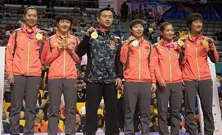 2016吉隆坡世乒赛国乒五朵金花携孔令辉指导女团夺冠，那张颁奖台合影现在翻出来还是烫手的。丁宁笑得敞亮，刘诗雯眉眼带喜，朱雨玲乖巧里藏着机灵，李晓霞稳得像定海神针，陈梦那年还带着点青涩的明媚，站在一群大姐中间已经藏不住星味。领奖台灯光打下来，金牌挂胸口，考比伦杯搁中间，那种“中国女乒压根没人能掀翻”
