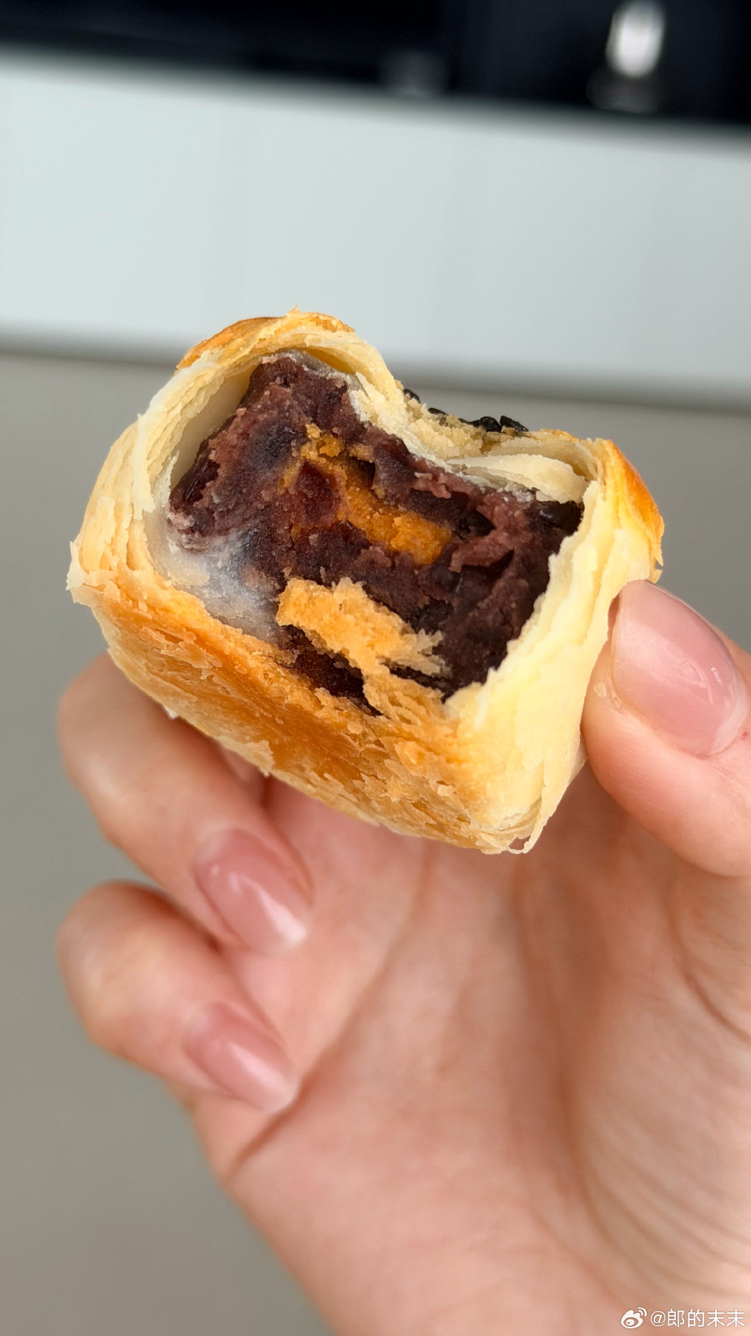 [赞][赞]#周深还是选了折耳根月饼#
不愧是贵州人，别人避之不及的黑暗馅料，
到他这直接拿下[赞][赞][赞]
光是想象折耳根裹进月饼皮里的味道，
很多人已经头皮发麻[笑cry][笑cry][笑cry]
还说悠兰的蛋黄酥好吃呀[送花花][送花花]吃了两个[哈哈][哈哈] ​