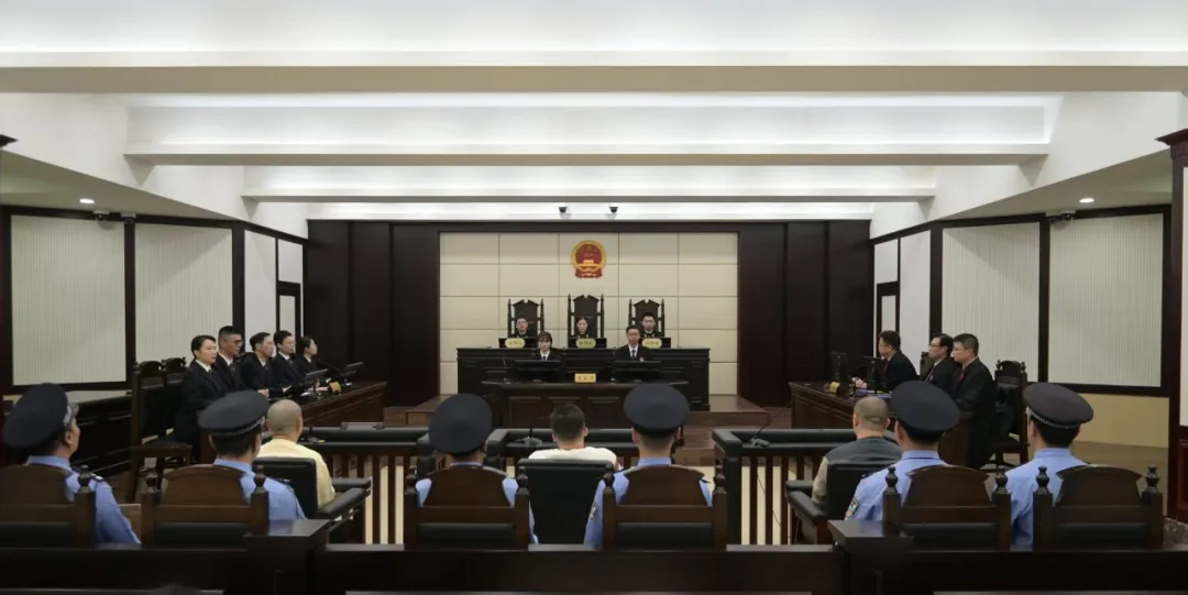 【魏家犯罪集团案一审宣判】2026年10月13日，福建省泉州市中级人民法院和南安市人民法院一审公开宣判魏家犯罪集团系列案。对魏怀仁、陈大卫、廖景芳3名被告人判处死刑；对魏青涛、康敏、熊恒星3名被告人判处无期徒刑，对苏红相、邓子达、陈龙江等55名被告人分别判处二十四年至三年三个月不等有期徒刑， ​