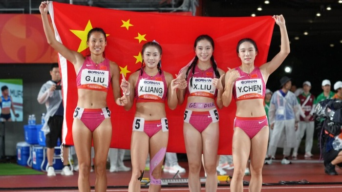 中国男女4×100米接力队在亚运会上双双夺冠，展现&34;中国速度&34;。女队梁小静带伤拼搏、刘国怡顶替参赛顶住压力，四人配合行云流水；男队面对泰国、日本强敌，谢震业力挽狂澜，团队实现1+1>2的效果，8名运动员用行动诠释了接力精神。
女队夺冠历程：梁小静、刘国怡、刘峡君、陈妤颉四人从起跑