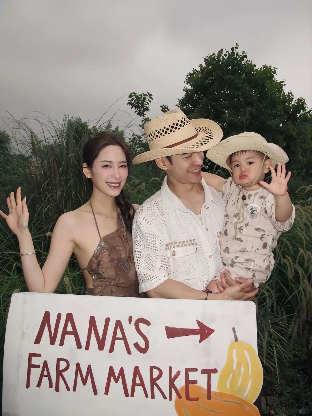 欧阳妮妮被网友感慨人生顺遂，家人一路兜底，婚后家庭美满，妹妹欧阳娜娜也很宠她 ​