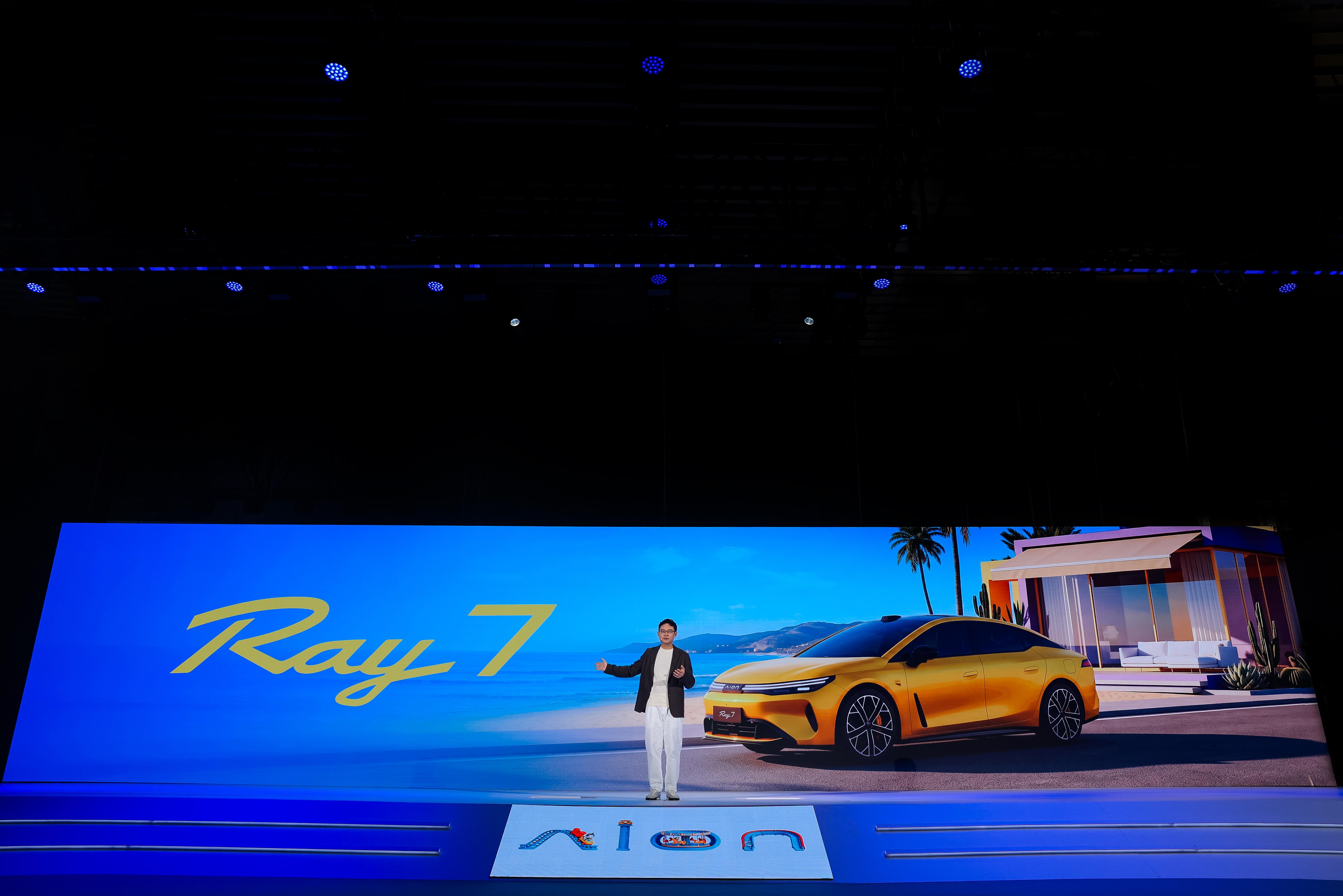 #埃安超级纯电Ray7正式亮相#埃安Ray7作为焕新logo之后的首款车型，是埃安联合华为打造的智擎第一车，看得出品牌面向年轻市场拿出了十足诚意。埃安沉淀十年的整车、三电调校功底，叠加华为DriveONE全套顶尖技术，实现技术双向奔赴。芯片级驱制融合架构、EMB全电线控制动等硬核配置落地，不再是概念展品 ​