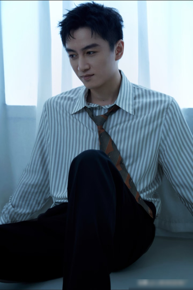 离了婚一声不吭，这男人闷声干了票大的。
9月1日，陈晓甩出一张海报，丢下一句釜山见，他主演的新片直接杀进了釜山电影节。
当年顶流出道，却因太敢说跌入谷底，这两年外界死盯着他的离婚八卦，他连半句废话都不回。
人直接扎进哈尔滨零下20度的雪地，拒绝妆造，死磕建筑手稿，为了角色一口气狂减30斤。