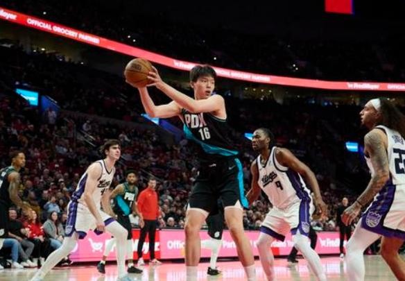 NBA季前赛，开拓者对阵国王的比赛中，出现了非常奇葩的一幕。第三节打了接近3分钟，开拓者一分未得，场面一度混乱；利拉德连续两记三分把国王打停，比分来到76比47，开拓者把比赛主动权牢牢握回手中。终场哨响，开拓者110比98击败国王，拿到季前赛三连胜。这个比分没有完全反映过程：开拓者一度领先到35分，