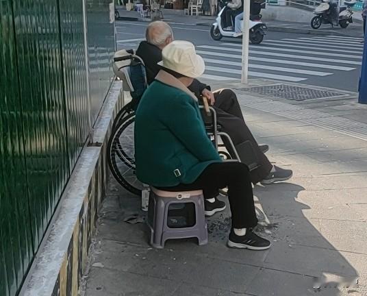 有人说婚姻的真相是:“婚姻不是1+1=2，而是0.5+0.5=1，两个...