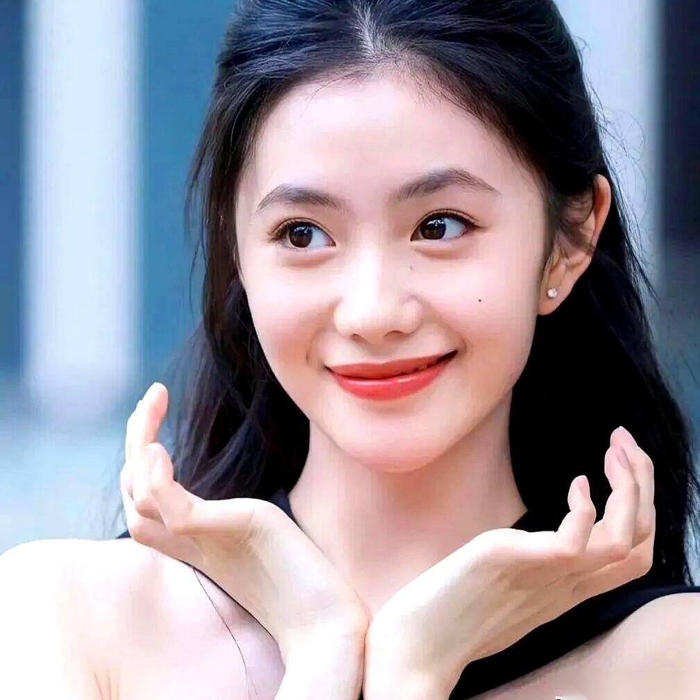 26岁的刘浩存，最近刚撞上了一场来去匆匆的“暗箭”。
同剧组《主角》的女演员韩沛颖，前脚刚在直播间抛出爆料把她推上热搜，后脚就火速发长文澄清道歉，硬生生自己把这把火给掐灭了。
掀开这场风波的帘子，扒一扒这位“小白花”的人际网，你会看到一张反差极大的牌局。
给她发底牌的，是恩师张艺谋。单凭这三个字，她