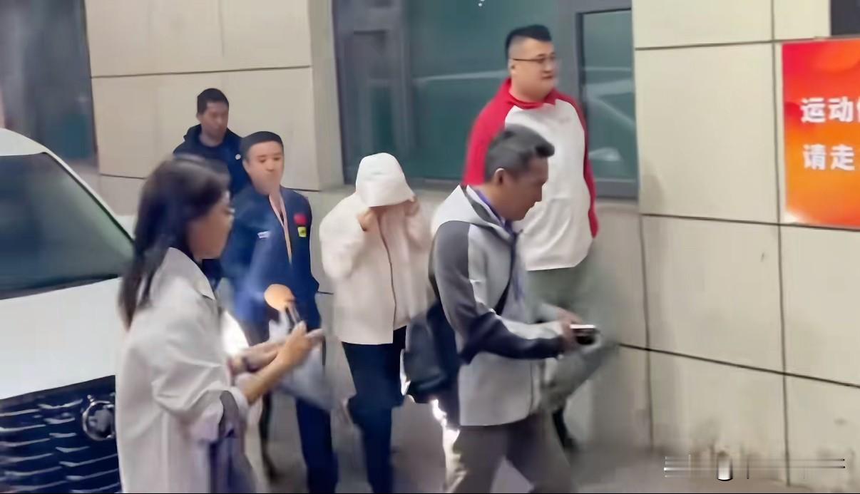 孙颖莎这有点像拳击运动员出场了！
家乡的安保人员保护的真好，这排场莎莎值得！

昨晚河北省运会开幕式收视率第一，创历史新高！做掉比较好的一点就是，人家河北不光是接住了流量，还坦诚地回应感谢大家对莎莎的喜爱，这份坦诚就值得我们看一整晚。

小编这种春晚都不看的人，竟然看了一个半小时的开幕式，而且还看得