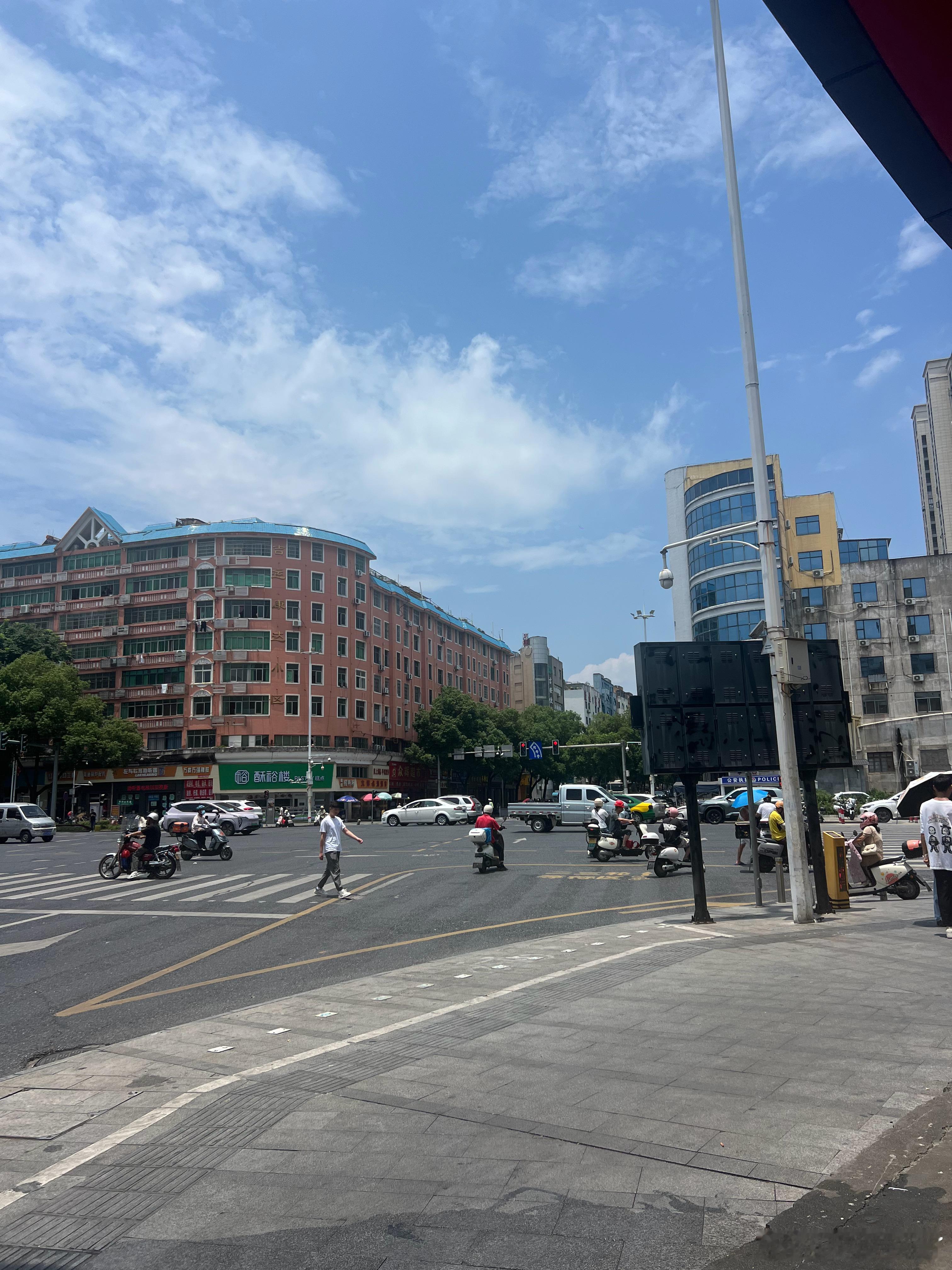 天气预报中的雨呢，热炸了[裂开]