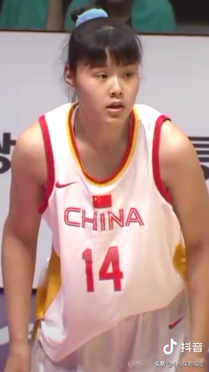 中国女篮迎来一大坏消息。队内核心主力李月汝确定无缘本届女篮世界杯比赛。众多球迷满心期待的内线王牌，彻底缺席本次国际重磅赛事。
 
大众印象里，运动员错失大赛多是伤病困扰或是状态不足。李月汝的缺席缘由刷新所有人认知。她目前滞留美国参与专业特训。个人参赛所需的因公护照，在跨国邮寄过程中意外丢失。
 
赛