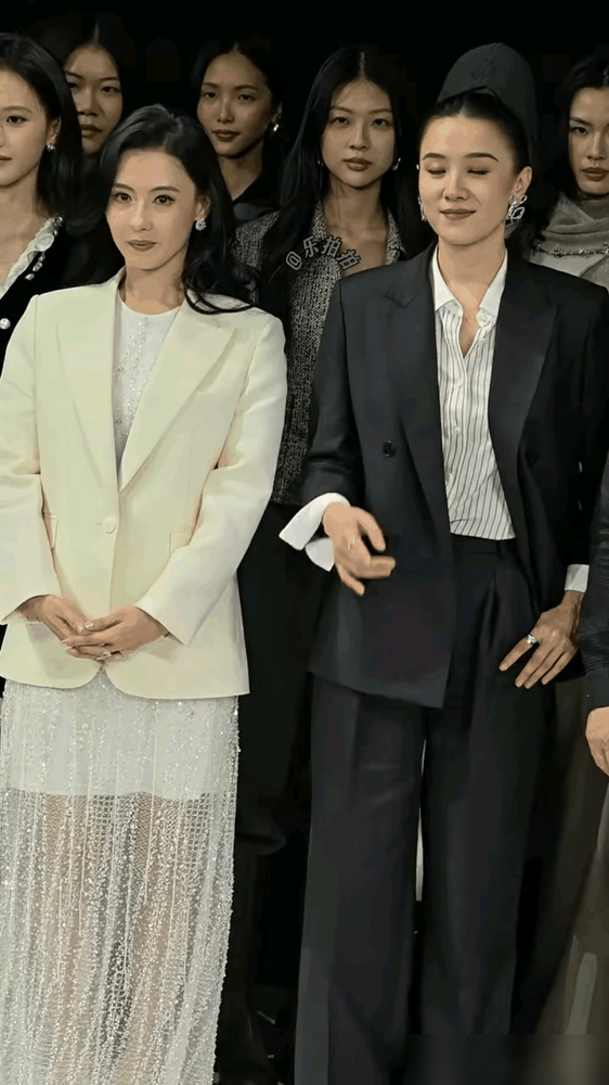 46岁的张柏芝，跟人同框竟被嘲讽成了大妈。
想当年她18岁演柳飘飘，那是公认的港圈天花板。骨相绝佳，眼神带刀，笑起来露出小虎牙，满脸都是未经雕琢的野性。
你再看如今的生图。苹果肌鼓起，下颌线糊了，灵气的虎牙也换成了死板的烤瓷白牙。跟人站一块，个子显矮，满脸充盈，难怪有人感慨，神颜也逃不过医美和岁