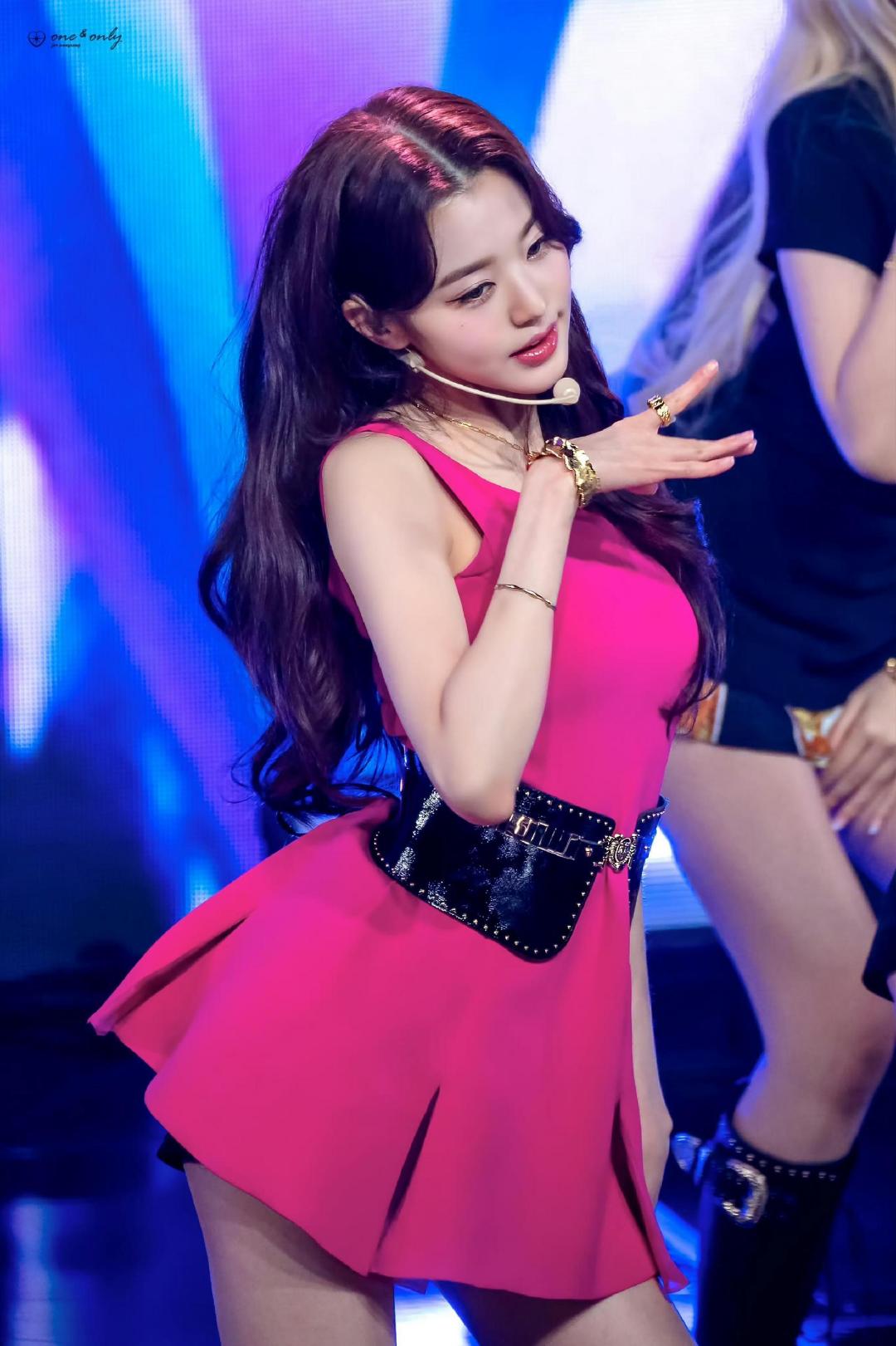#张元英[超话]# 🐰张元英五颜一五女一
“以这份热爱，致你那嗳阳般的笑容” 𝙒𝙞𝙩𝙝 𝙩𝙝𝙞𝙨 𝙡𝙤𝙫𝙚 𝙩𝙤 𝙮𝙤𝙪𝙧 𝙨𝙪𝙣𝙣𝙮 𝙨𝙢𝙞𝙡𝙚. ​